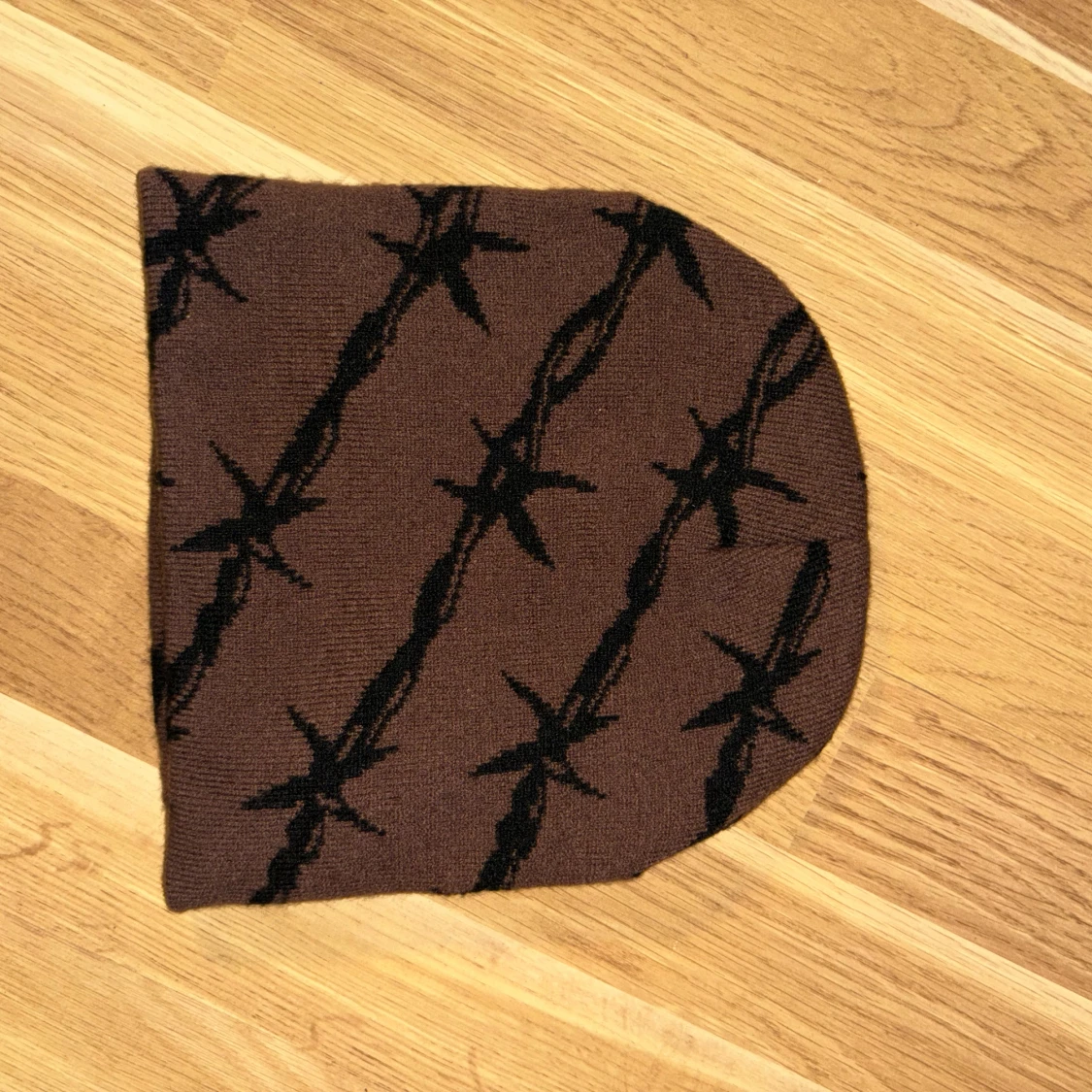 Tre stickade mössor med olika mönster