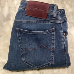 Jacob cohen blå nick jeans W33 - Skick: 9,5/10, Jeansen har inga defekter och är nästintill nyskick. Ifall du är osäker på ifall de kommer passa kan du alltid fråga om måtten! 