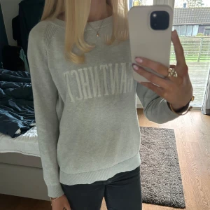 Grå tröja från Gant - Snygg grå tröja från Gant med textdetalj på framsidan. Tröjan har långa ärmar och en rund halsringning. 💗💗Lite osäker på storleken för det står inte i tröjan, men jag skulle uppskatta att den är typ XS-S🫶🏻