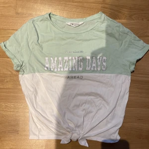  T-shirt med text - Säljer en t-shirt från H&M i storlek 146/152 med Texten AMAZING DAYS tryckt på framsidan. 💕