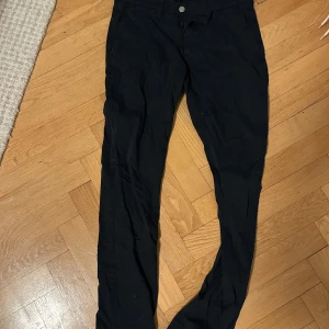 Marinblå chinos från NN07 - Snygga chinos från NN07 med en klassisk design. 