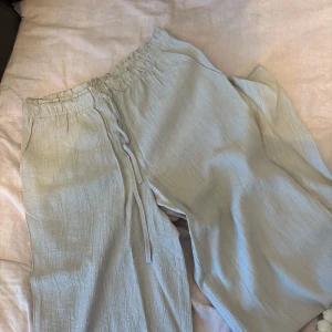 Beiga byxor med snörning - Säljer ett par bekväma byxor från Zara med elastisk midja och snörning. Den beiga färgen är lite varmare i verkligheten. Storlek S säljer pga försmå för mig, finns fickor fram på båda sidor! Helt oanvända! 