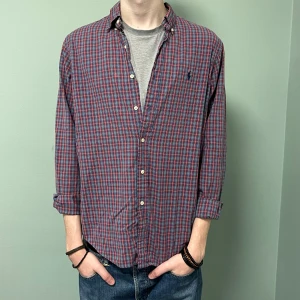 Ralph Lauren Skjorta - En rutig Ralph Lauren Skjorta i storlek L. Modellen är 195. Hör av er vid intresse! 