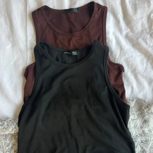 Svart och brun linnetopp från Shein - Två stilrena linnetoppar från Shein i svart och brun färg. Perfekta för en avslappnad look. Tillverkade i mjukt material för extra komfort.