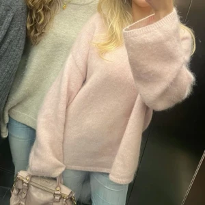 Ljusrosa stickad tröja  - Världens vackraste och gosigaste rosa stickade tröja från hm som tyvärr inte kommer till användning💞💞 Skriv gärna prisförslag! (Första bild lånad men är väldigt lik min) Storleken är även uppskattad då ja klippt bort lappen och inte minns men jag brukar ha XS/S💞