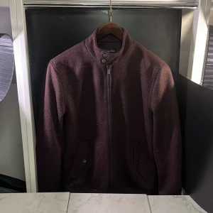 Massimo ditt i cardigan - Detta är den fetaste cardiganen inför våren och kyligare dagar. Den har en otrolig fin vinröd färg med stiliga knappar för att stänga jackan vid halsen. Passformen är mycket fin på denna och mycket skön att bär. Hör av er vid minsta fundering🙌