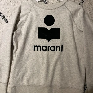 Grå sweatshirt från Isabel Marant - Säljer en Isabel marant tröja i ljusgrå. Inga tydliga defekter. Storlek 34. Andra bilden är hur den sitter på mig som vanligtvis har xs/s. Jag är 165 cm☺️hör av er för fler frågor