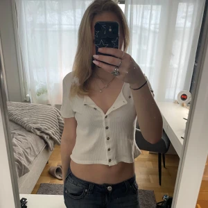 Söt topp - Jättesöt topp med knappar från monki som inte kommer till användning längre❤️Storlek M