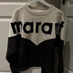 sweatshirt isabel Marant Étoile - Snygg sweatshirt från Marant Étoile i en cool grå och svart färgblockdesign. Aldrig använd. Stprlek FR 38 vilket är EU 36,  jag skulle säga att den passar S/M 