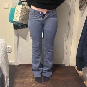 Blå bootcut jeans - bootcut blå lila jeans som är lågmidjade, skit snygga men lite för små för modellen därav midjelängden💕💕