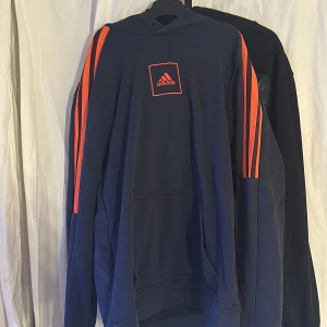 Mörkblå hoodie från Adidas - Säljs då snören e borta och inte använder längre 