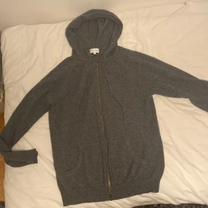 Grå hoodie från Davida - Säljer denna feta grå cashmere zip från Davida ny pris 2800 mitt pris 950 pris kan självfallet diskuteras Storlek S skick 9/10. Hör av dig vid minsta lilla fråga eller bild !