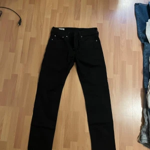 Levis 502 jeans  - Levis 502 jeans ( slim ) byxorna e jätte bra skick inte använda så mkt, storlek 28/30 nypris runt 1100 säljes för 250kr