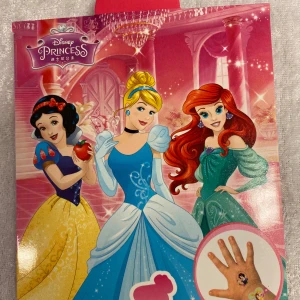 Disney Princess  tatueringar klistermärken med Presentförpackning  - Ett set med  tillfälliga tatueringar med Disney Princess-tema. Innehåller motiv av Snövit, Askungen och Ariel bland andra. Perfekt för barnkalas eller som en rolig aktivitet för barn som älskar Disney-prinsessor. 3år +, 4 ark/ paket, 75kr/paket 