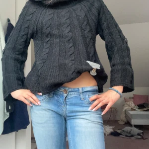Svart stickad tröja med polokrage - Mysig svart stickad tröja med polokrage som kan vikas ned så den blir off shoulder, knappt använd.❤️
