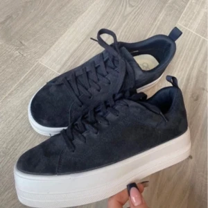 Even&Odd sneakers - Snygga mörkblåa sneakers i mocka med vit sula och snörning. Perfekta för en stilren look. Skitsnygga till allt och är i jättebra skick 💞💞💞