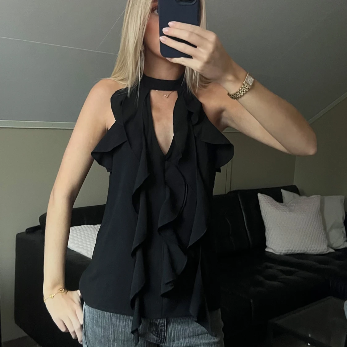 Svart blus med volangdetaljer