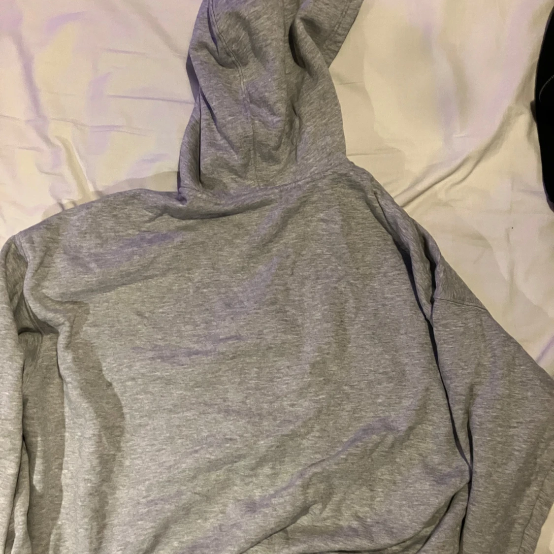 Grå hoodie från Weekday - 90