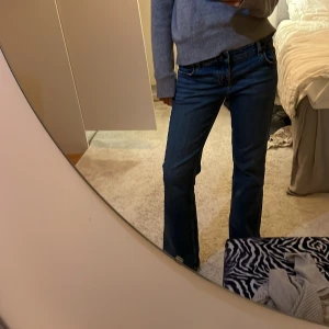 Blå jeans - Snygga blå jeans med en klassisk straight passform. Perfekta för en avslappnad stil. De har en låg midja och är tillverkade i ett slitstarkt denimtyg.