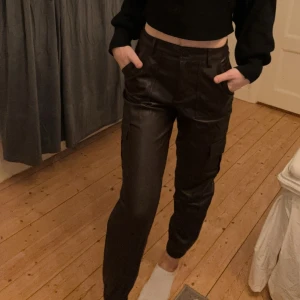 Bruna skinnbyxor  - Säljer dessa mörkbruna byxor i cargomodell. Köpta från newyorker i storlek xs