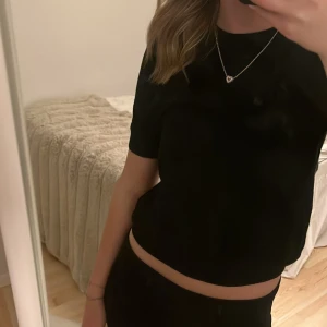 Svart kortärmad topp från Zara - Säljer en stilren svart topp från Zara. Den är kortärmad och har en enkel design som passar perfekt till olika outfits. Toppen är i storlek L, men kan absolut användas som minst en S💕