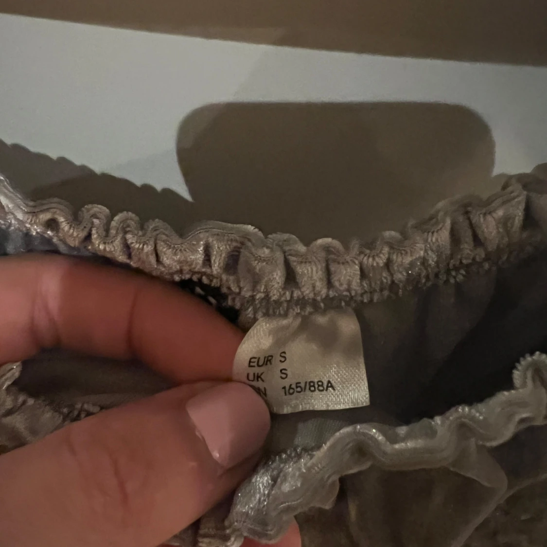 Grå klänning med puffärmar - 90