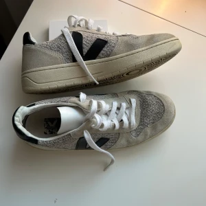 Skor Veja - Sneakers från veja i modellen v10 storlek 39! Bra skick! 🩷🩷