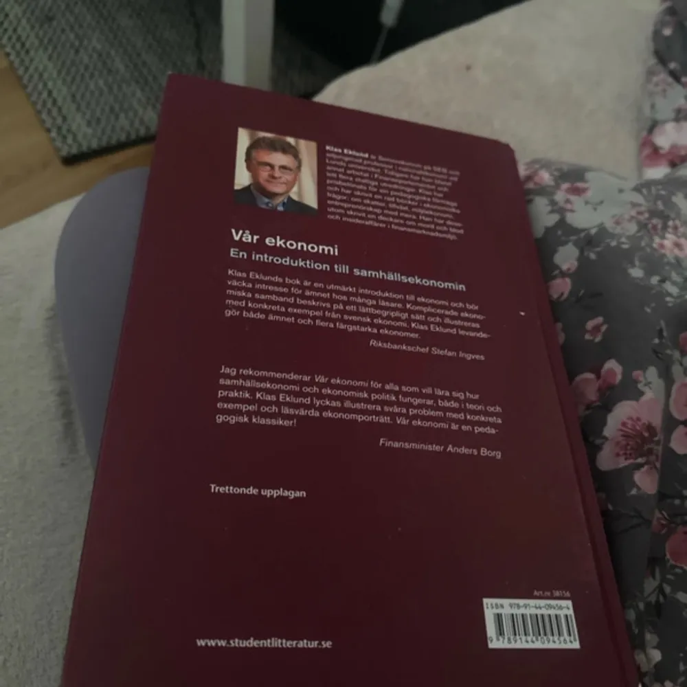 Boken 'Vår ekonomi' av Klas Eklund är en introduktion till samhällsekonomin. Den är utgiven av Studentlitteratur och ger en grundläggande förståelse för ekonomiska principer och hur de tillämpas i samhället.. Böcker.