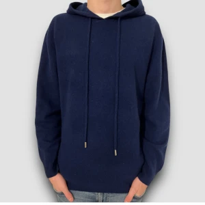 Merino - Säljer en stilren mörkblå merinoull hoodie med justerbar huva och långa ärmar. Perfekt för en avslappnad look. Fick den i julas men var för liten. Köpt från zantiore för 900. Aldrig använd, 10/10 skick.