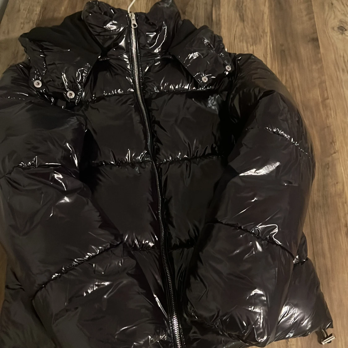 Svart glansig pufferjacka med huva - 90