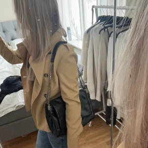 Trenchcoat/kappa - Jättefin kort trenchcoat/tunn kappa från Chiara Forthi💓 nästan helt ny, passar jättebra framåt våren nu! Är lite mer beige än det ser ut på bilden.