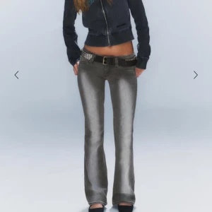 Grå bootcut jeans weekday - Snygga grå bootcut jeans från weekday storlek w28/32 tyvärr lite för små , använt de 2 gånger 