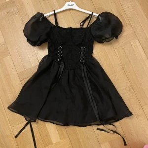 Svart gothic klänning  - Svart klänning i gothic stil. Bara använt en gång. 