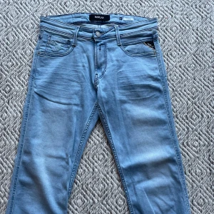 Replay jeans Anbass  - Säljer ett par snygga ljusblå jeans från Replay i modell Anbass. Jeansen är i nyskick och har inga tecken på användning. Det är storlek W29/L32. Vid minsta fråga eller fundering är det bara att höra av sig!👍😁