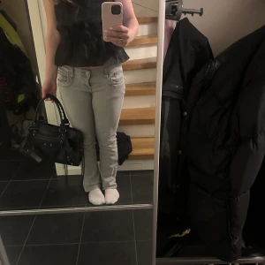Säljer mina  LTB jeans! - Säljer mina gråa jeans från LBT💕 Jeansen är köpta här på plick i st w29 men jag har sytt om dom till st w27🙌🏻 dom är igen sydda vid midjan och längs benet. Dom sitter tajtare runt  midjan och bena men är fortfarande bootcut! Priset kan diskuteras!😇