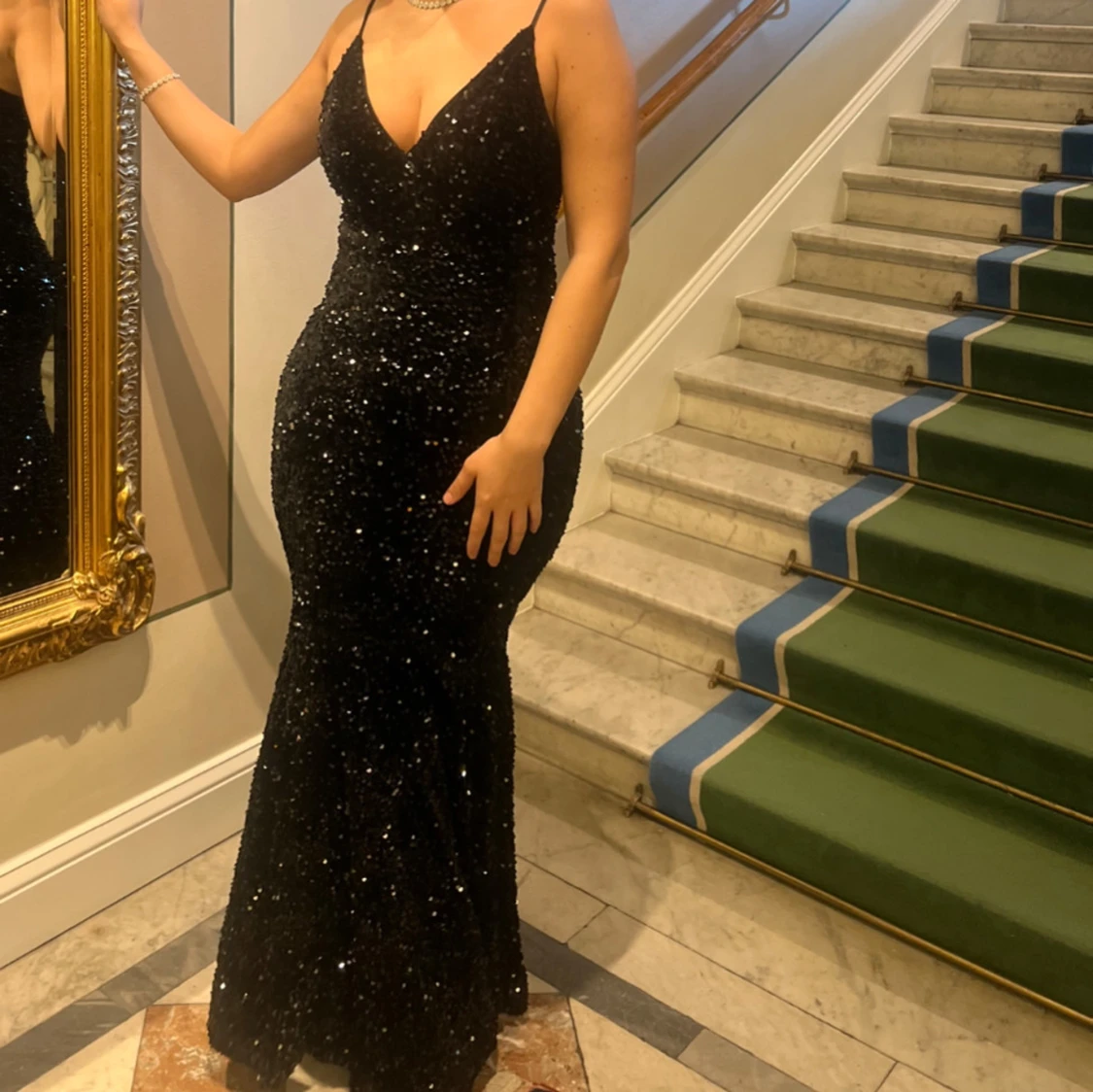 Svart glittrig långklänning
