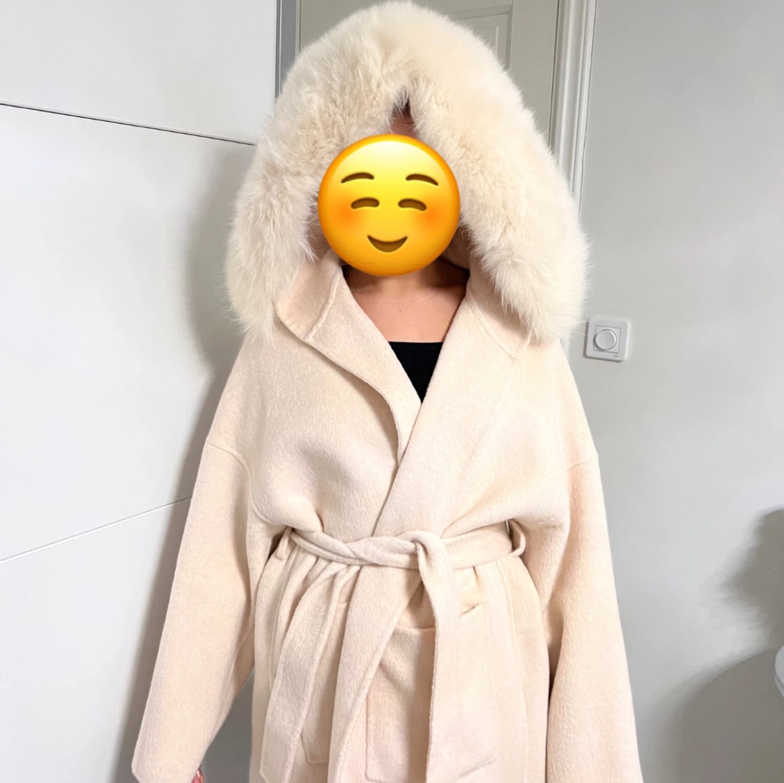 Beige kappa med pälsdetaljer - 2