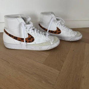 Nike Blazer med leopardmönster - Säljer dessa jätte snygga Nike Blazer med leopard print🐆. tryck gärna på ”köp nu eller läg pris föslag” :) 