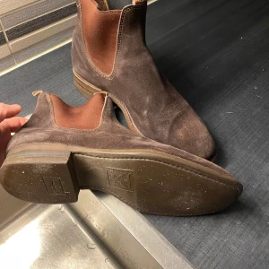 Rm Williams  41 - Säljer ett par fantastiska RM Williams stövlar som verkligen är ett måste för alla stilmedvetna. Dessa stövlar är kända för sin kvalitet och tidlösa design. De är tillverkade av äkta läder och är både hållbara och bekväma. 