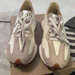  New balance WS327 sneakers.  - Jätte snygga New balance WS327 sneakers.  Skick- helt nya  Storlek 38  Butikspris: 1500