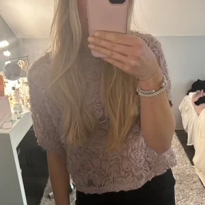 Rosa blommig topp - Säljer denna söta rosalila topp med blommigt spetsmönster🩷💜