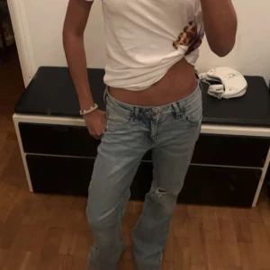 Blåa bootcut jeans  - Vanliga blåa bootcut jeans från hm. Säljer pga att de är stora i midjan å är för långa 😚Det står ingen storlek men skulle tro att det är S/XS