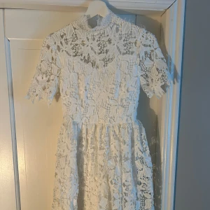 Vit spetsklänning  - Vit spetsklänning från nakd i stl 32. Använd ett fåtal gånger 💕