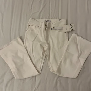 Zara jeans - Snygga flared Zara jeans som är oanvända och prislappen är kvar. Storlek är 140/ 10år. Priset kan diskuteras!🩷