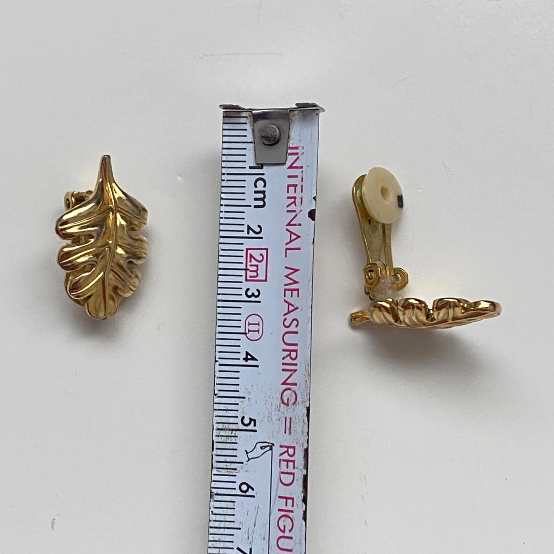 Guldfärgade lövformade örhängen - 91