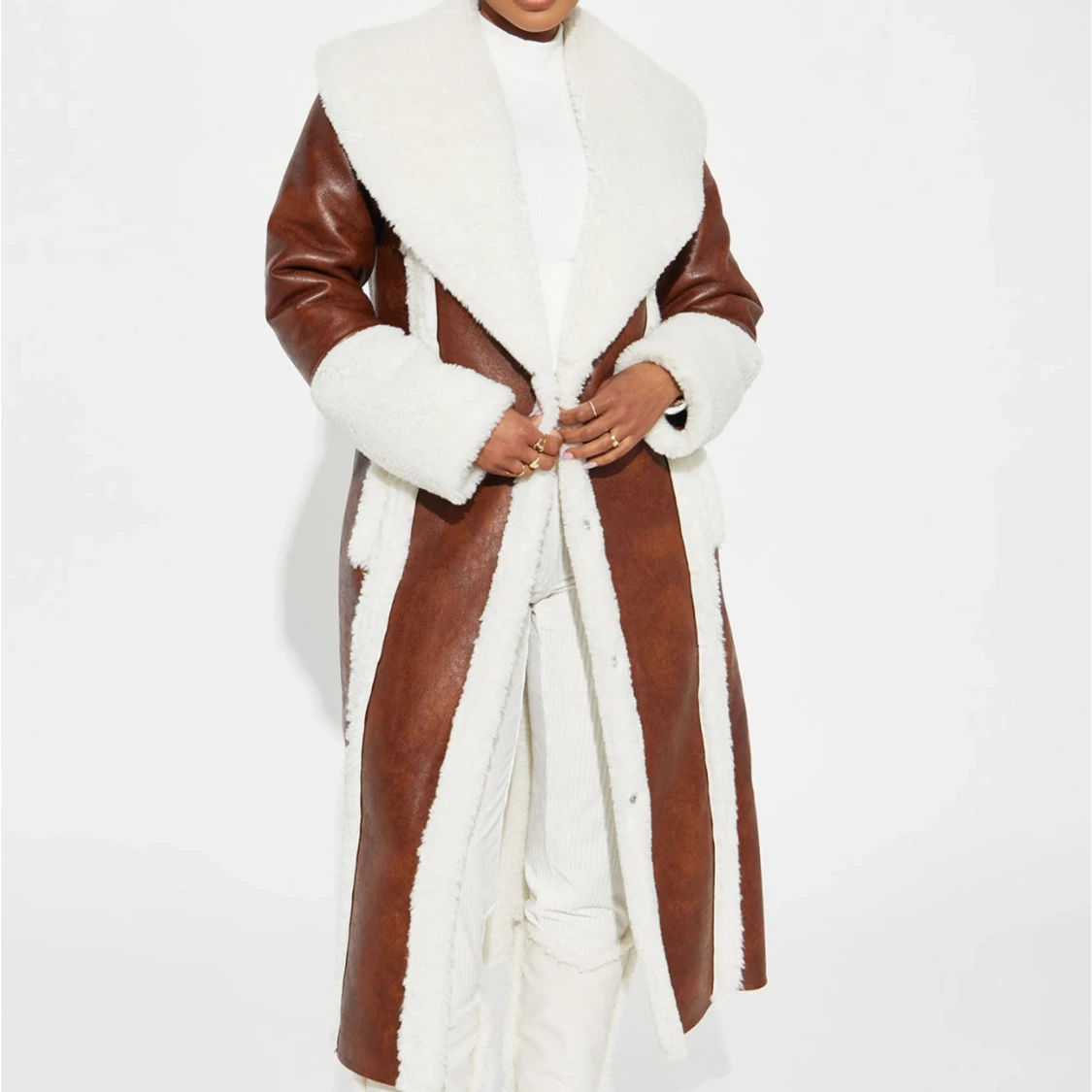 Brun lång kappa med vit fuskpäls - 1