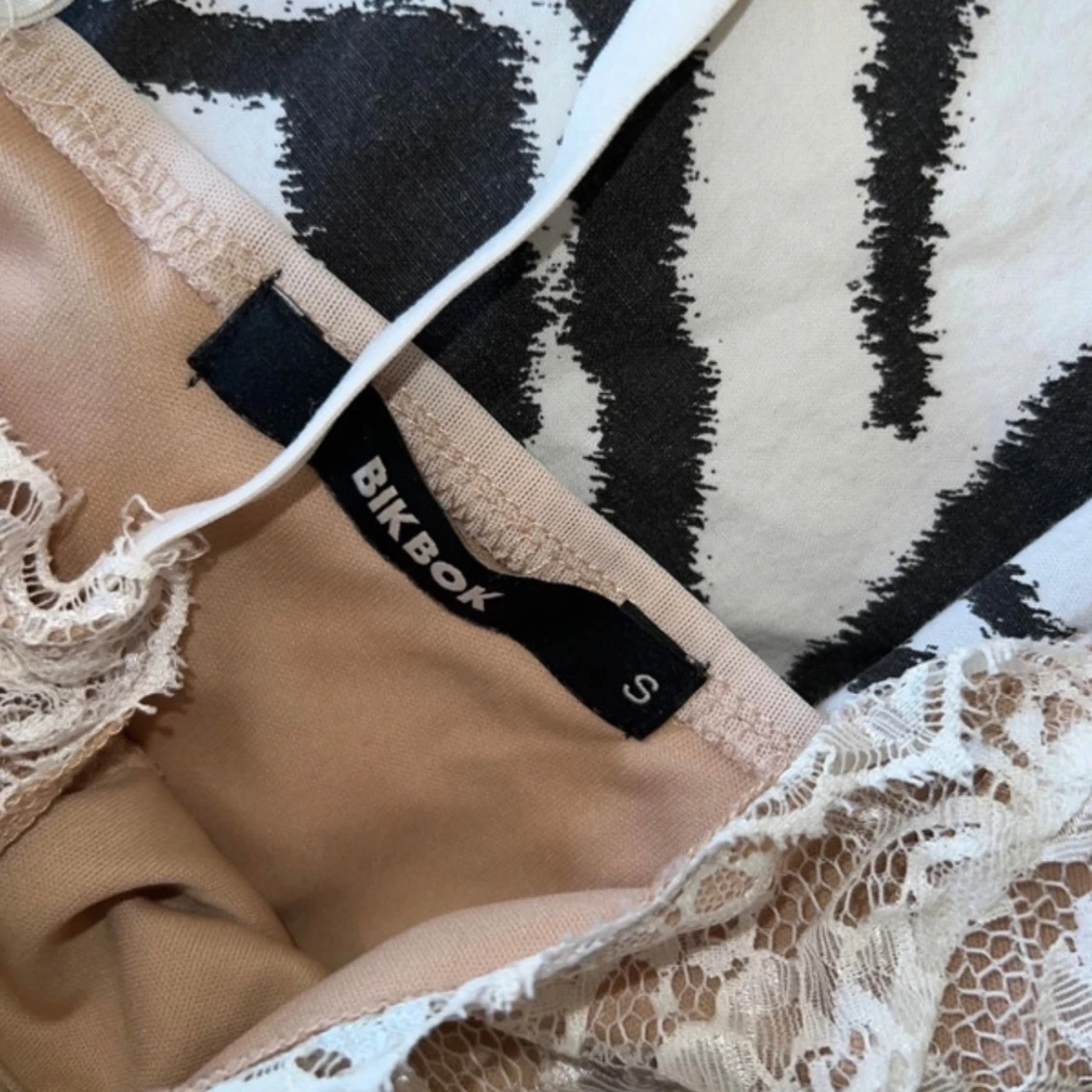 Beige spetslinne från Bik Bok - 91