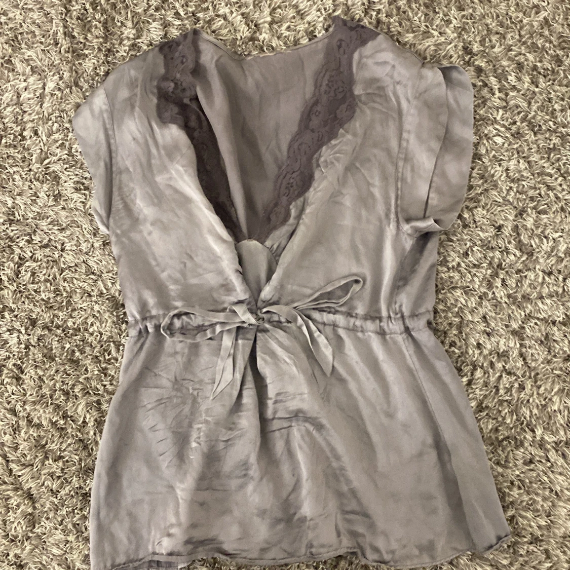 Grå blus med spetsdetaljer