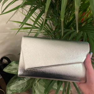 Balväska - Hejsan!! Nu säljer jag min balväska som förhoppningsvis vill användas till någon ny student!! Den är använd endast en gång, super bra och rejält material även väldigt rymlig. Den har en liten defekt på insidan (3e bilden) annars är den i super skick❤️