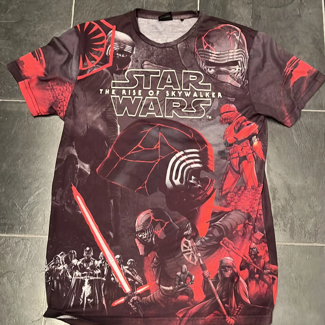 Star Wars T-shirt med motiv från The Rise of Skywalker